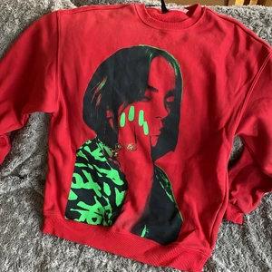 Billie eilish  - Billie eilish tröja från hm som jag inte tror finns kvar. Köptes för 200kr.  Den är i storlek xs men passar s. Säljer denna för att jag inte använder den längre och är inte en sånt stort fan längre. 