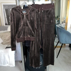 Juicy Couture Robertson Classic Velour - Juicy Couture Robertson Classic Velour Set i färgen Java. Storlek XS (slutsåld överallt i strl XS) Säljs endast som set. Nypris är 2200 kr. Säljs för 1700 då de är använda vid 1 tillfälle och tvättade. 