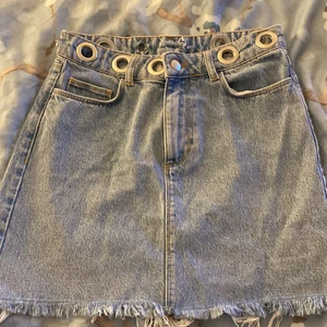 NA-KD storlek 34 - En kjol från NA-KD tyvärr så har dom 2 metallplattorna försvunnit där bak, men det syns inte så mycket❤️ tyvärr är den lite liten för mig🥲