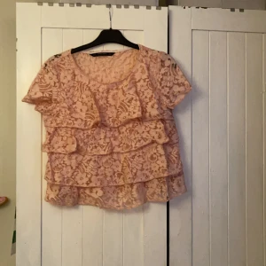 Zara blus  - En rosa zara blus i strl M men skulle säga mer S. Ett hål i den (se andra bilden) dock inget som syns då det är under en av volangerna. 