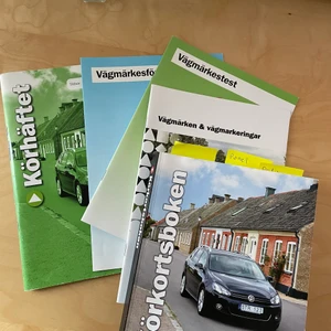 Körkorts böcker - Säljer mina 5  teoriböcker köpa på Jarlas trafikskola. Fyra av dem är helt oanvändba och felfria men den med den svarta bilen på sig har jag kladdat lite i och strykt under viktiga saker men den går att använda ändå! Kan fraktas. 