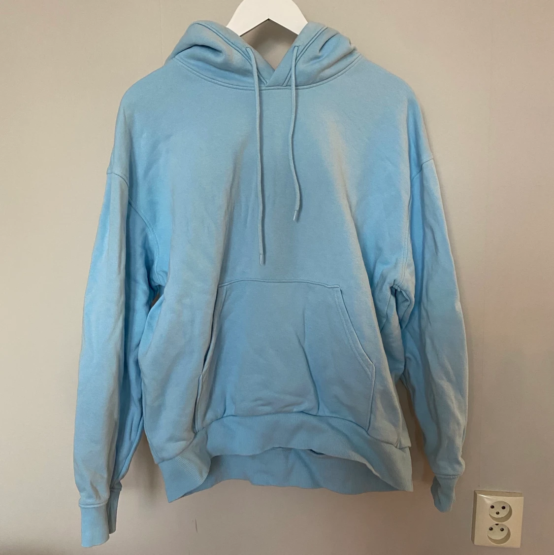 Blå hoodie