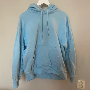 Blå hoodie - Blå hoodie i bra skick från WEEKDAY. Storlek S. Säljer för 100 kr + frakt. Totalpris: 191kr