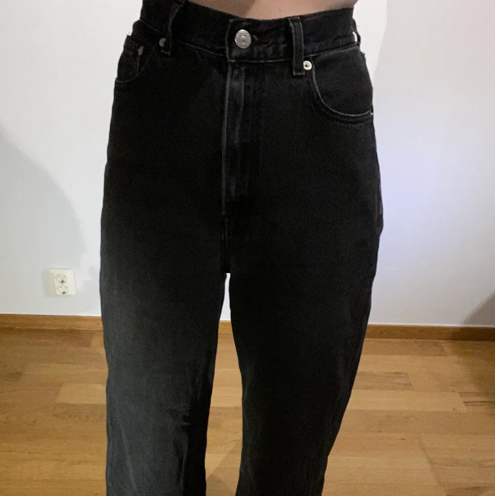 Ljusare svart High loose jeans från Levis! Storlek 29/31. Rättså använda men absolut inget fel på dem. Jeans & Byxor.