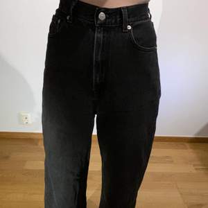 Ljusare svart High loose jeans från Levis! Storlek 29/31. Rättså använda men absolut inget fel på dem