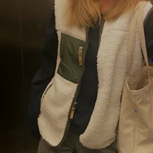 Teddy väst - Säljer min skitcoola teddy väst som är använd 1 gång! Köpt för 300kr💓