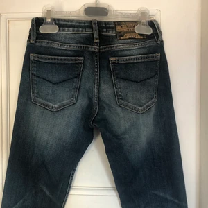 Jeans - Snygga crocker jeans köpta på Sellpy. Jag är 162cm och dom sitter bra på mig vid fötterna, lågmidjade. Kan mötas upp i Gbg annars står köparen för frakten☀️