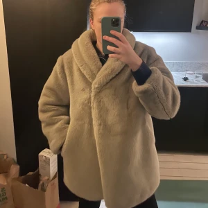 Pälsjacka - Grön pälsjacka från HM i storlek S