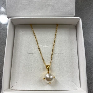 caroline svedbom halsband - Helt nytt och oanvänt. Nypris 395kr, jag säljer för 199kr. Frakt tillkommer på 12kr.