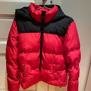 Vinterjacka  - Riktigt varm och skön vinterjacka ifrån twintip. Tidigare köpt på tise men säljer den vidare igen. Helt felfri jacka utan fläckar, hål osv. Skulle kunna tänka mig ev sänka priset.  Frakt: 122 ❤️