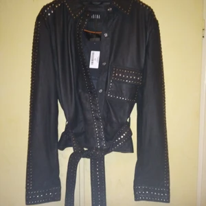 IBANA Skinnjacka - Helt ny svart äkta IBANA skinnjacka i storlek 40. Har kostat 2831kr, kvitto finns och jackan säljes för 1500kr.