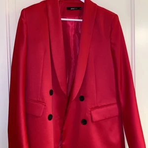 Rosa kavaj - Så fin rosa kavaj från ginatricot. Endast använd en gång❤️❤️ storlek 36, lite oversized🤩