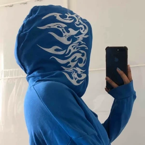Blå hoodie - Säljer denna fina hoodie då den inte kommer till användning💙strl S men är lite oversized💙bara att skriva vid frågor eller intresse!!