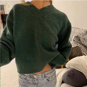 Grön stickad tröja - Säljer denna superfina tjocka tröja i asfin grön färg då den tyvärr inte passade som jag tänkt... köpte från en annan tjej här på plick som jag fick låna bilden av också⚡️kan tänka mig att den passar m också