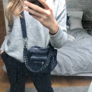 Noella väska - Superfin noella väska i en marinblå färg 💙💙 Kommer med två band, ett kortare med nitar på och ett längre, så man kan alltså ha väskan på flera olika sätt!! Den har fler brq fack för t.ex. ens kort osv… Använd fåtal gånger så den är i väldigt bra skick, säljer bara på grund av att jag inte får så mycket användning av den 😃, frakt ingår ej i priset!! Flera intresserade så därav får man buda eller köpa direkt för 300kr ❤️