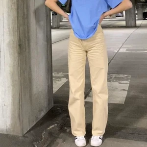 Yoko jeans monki - Säljer dessa jeans från monki då dom inte passar mig ☺️ har använt dom fåtal gånger så dom är typ som nya🙏 det är i modellen Yoko och färgen safari beige, frakt betalt du 📦 