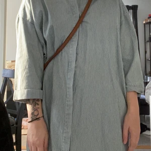 Blå och vit skjortklänning!  - En superfin skjortklänning som passar året om både till byxor och barbent!😍 från Monki! Storlek M! Aldrig använd så superbra skick! Köparen står för frakten (66kr)! 🥰