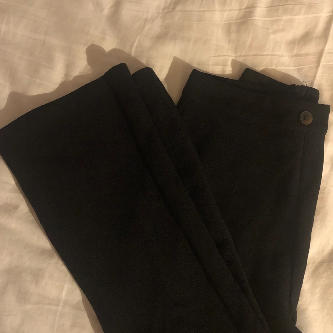 svarta byxor, slim uppe & utsvängt nere - 90