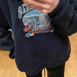 Tröja - Säljer denna oversize hoodie med niagra falls tryck. Inte den ”äkta” från Brandy Melville, därför billigare! I bra skick, har använt den några få gånger bara. Den är mer bred än lång, kan ta mått! Jag är ca 168. Har fickor på båda sidorna. Är onesize, motsvarar kanske S. Köpare står för frakt!🤍
