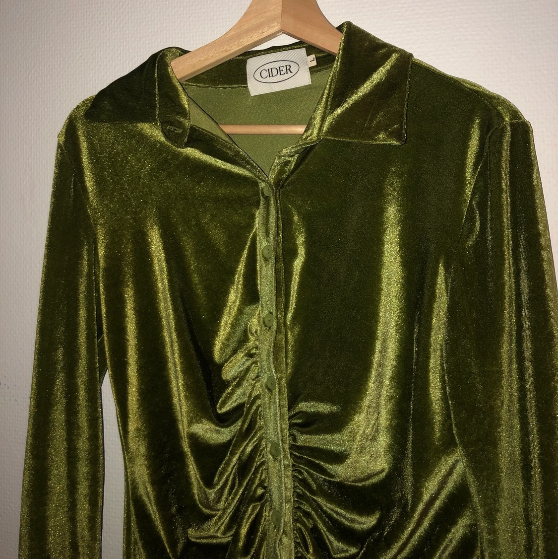 Olivfärgad velour klänning 