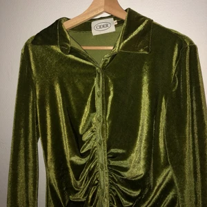 Olivfärgad velour klänning  - Storlek L men passar M också. Längden på klänningen är på mitten av låren 