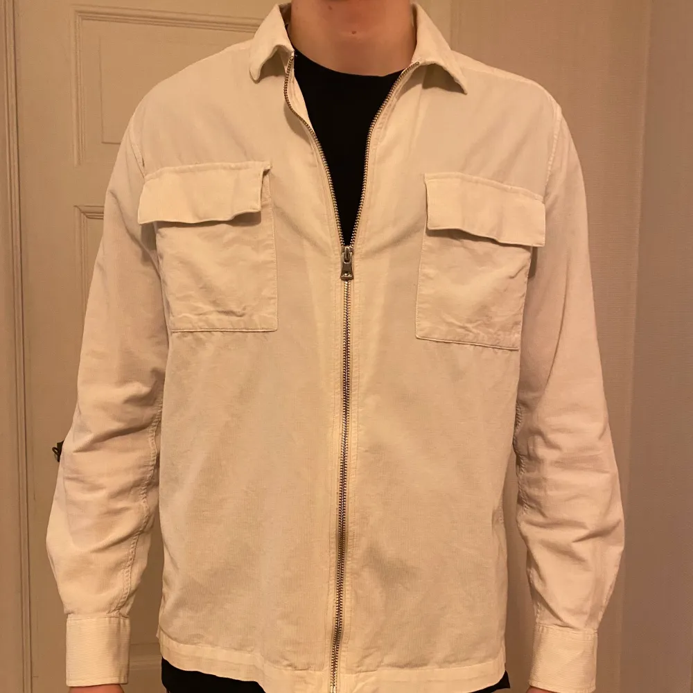 Säljer en vit overshirt zip. Nästan oanvänd, så Inga som helst defekter på den!. Tröjor & Koftor.