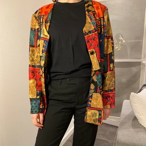 Blus/skjorta/jacka - Tunn blus/skjorta/jacka i coolt mönster! Kommer tyvärr inte till användning längre så dags att sälja vidare☺️ Köpt secondhand men mycket bra skick!!