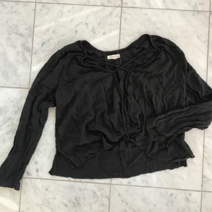 Svart blus - Fin svart blus i luftigt material. Skriv för fler bilder!