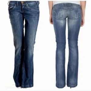 Vintage miss sixty jeans  - Sjuka VINTAGE MISS SIXTY jeans i lågmidjad modell. Så coola detaljer på allt från bakfickorna till knappen till dragkjedjor längst ner vid fötterna. Gott vintage skick. Midjemått 74cm innerbenslängd 78,5cm. (Har tyvärr inga bilder med jeansen på då de är för små på mig som har W30+ och är 183cm). Bild 1 är lånad, samma märke och liknande modell, bild 2-3 är mina. Skriv för fler bilder!