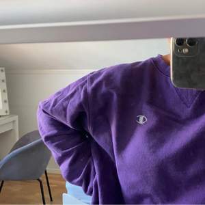 superfin sweatshirt men den har aldrig kommit till användning, jätteskönt material men det finns en jätteliten rosa fläck ( kan skicka bild om intresserad ) köpt för 300 men sänkte för fläcken🥰🥰