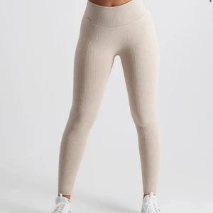Seamless tights från aimn  - Jättesköna seamless tights från aimn. Knappt använt då de ej kommit till användning. Men jättefina och perfekta till både gymmet, promenad och som mjukis! Köpte för 599kr! Inga defekter eller märken 