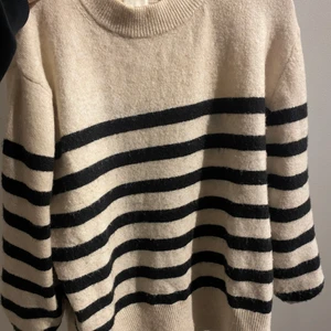 Populär randig tröja  - Säljer denna tröjan från hm!! Använd endast 2 gånger och den kommer intr till användning som den borde;( super skön och passar princip alla storlekar!!💓