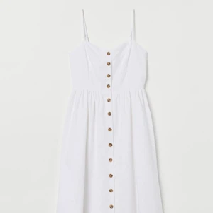 Klänning - En vit linneklänning från hm istorlek 34. Använd 1 gång