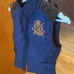Väst från Ralph Lauren - Oanvänd väst från Ralph Lauren. Väldigt bra kvalité