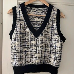 Stickad väst - Söt stickad väst som är lite glittrig (försöker visa på andra bilden men det är väldigt svårt att få med på bild)💘 från shein storlek one size 😊