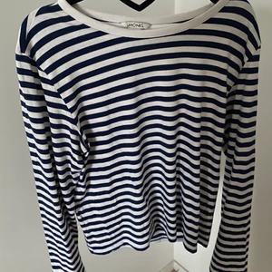 Randig tröja - Säljer denna randiga tröja som är ifrån Monki. Storlek S men passar även M för den är lite oversize💕använd max 1 gånger
