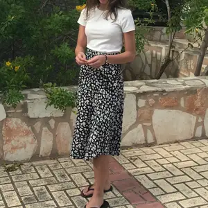 Fin kjol med slits i storlek xs från bershka