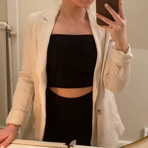 Linneblazer - Fin linneblazer med vadderad insida. Från H&M i storlek 34. I nyskick