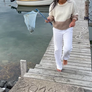 Tvåfärgad stickad tröja  - Cool tröja i 2 olika färger, beige och brun🤎 passar nu på vintern likaväl som på en sommarkväll!☺️