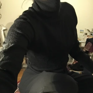 Vit och svart polo tröja  - Säljer dessa två polo tröjor! Den svarta är tjockare och varmare, medan den vita är tunnare och mer slick 😎 80kr st🙏 Den svarta är såld ❌