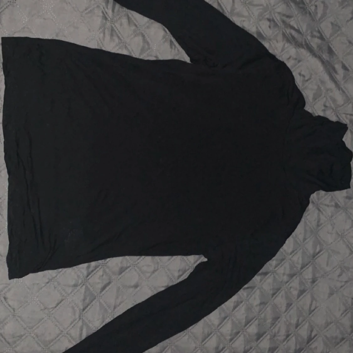 Långärmad svart tröja med hög hals