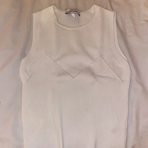 Topp & Other Stories - Säljer denna söta topp från & Other Stories i storlek XS! Toppen är väldigt stretchig (även ribbad nertill med fint mönster över bröstet) så inga problem för de som har större storlek än så! 💝 har matchande kjol för den som är intresserad!!!!