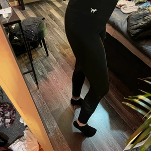 Victoria secret tights  - Victoria secret tights / leggings / träningsbyxor. Storlek S i bra skick. Hel svarta med ”andningshåls” detaljer på baksidan av benen.