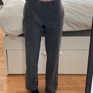 Kostymbyxor - Gråa kostymbyxor köpta second hand :) Har lite svårt att utläsa storleken men tror 38, passar iaf XS-S beroende på hur baggy man vill ha dem! Gjorda i 43% ull 🤍