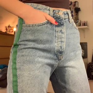 bikbok jeans - sköna långa jeans i väldigt bra skick med gröna revärer, slitnings-detaljer och knäppning. hör av dig om du vill ha fler bilder💚