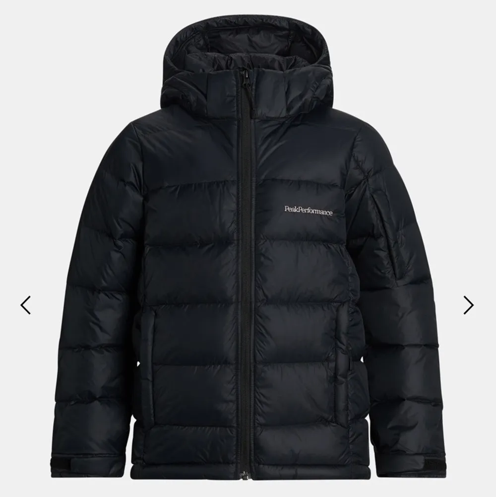 Jag säljer denna svarta jackan från peak, den är i väldigt bra skick. 💕. Jackor.