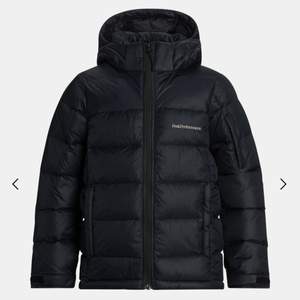 Jag säljer denna svarta jackan från peak, den är i väldigt bra skick. 💕