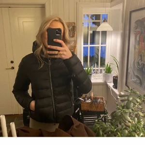 Colmar vinter jacka - Jättefint svart jacka från Colmar som börjar på 150kr+ frakt. Budning gäller. Passar en XS/S, jag tycker om den så mycket för att den passar med toppar och passar både vinter och tidigt vår. Jag har köpt jackan här på Plick, men den är lite för mig (jag hade lite bredare axlar). Nyttpris är 2275!