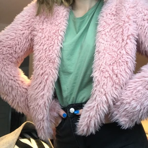 Rosa kofta - Rosa pälskofta från Gina Tricot. Jag har använt den som en vårjacka men det är inget foder i den. Finns även ingen dragkedja eller fickor. Men en super mysig kofta i fejkpäls. Säljer för jag inte använder den längre. Inga slitningar. Köpt för några år sen för 300kr💞