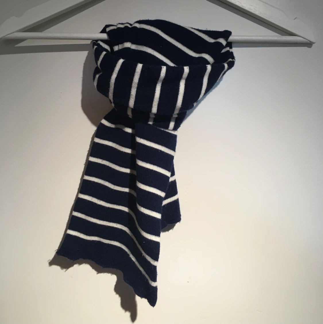 Marinblå randig halsduk